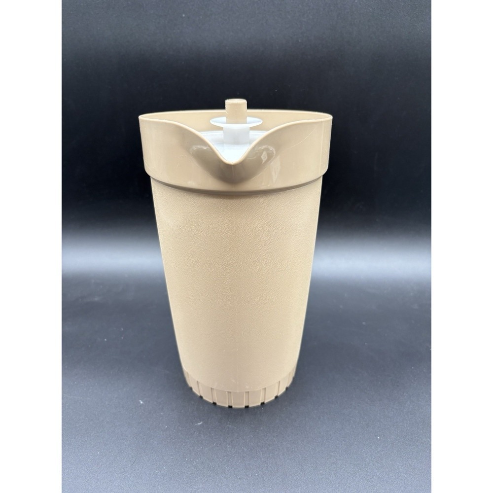 Tupperware 2 Quart Pitcher Tan w/ Push Button Seal 800-8 Vintage - Picture 2 of 10
